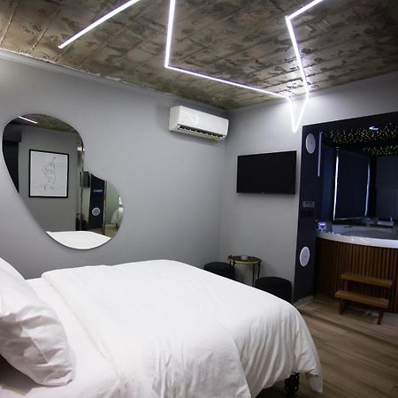 The Bubbles - Jacuzzi Hotel Tirana Bagian luar foto