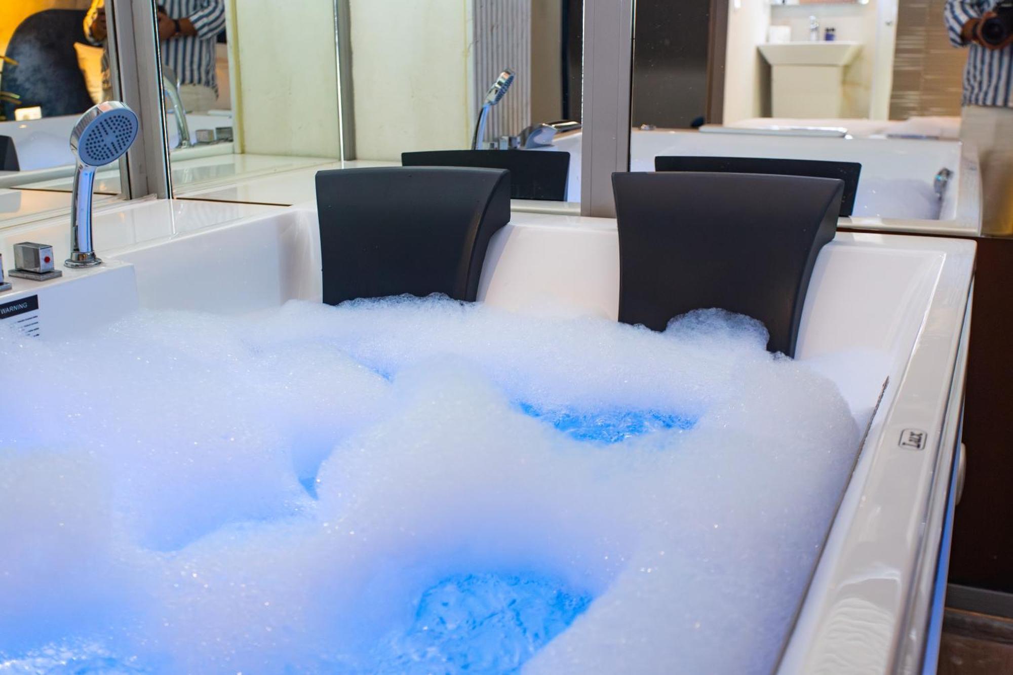 The Bubbles - Jacuzzi Hotel Tirana Bagian luar foto