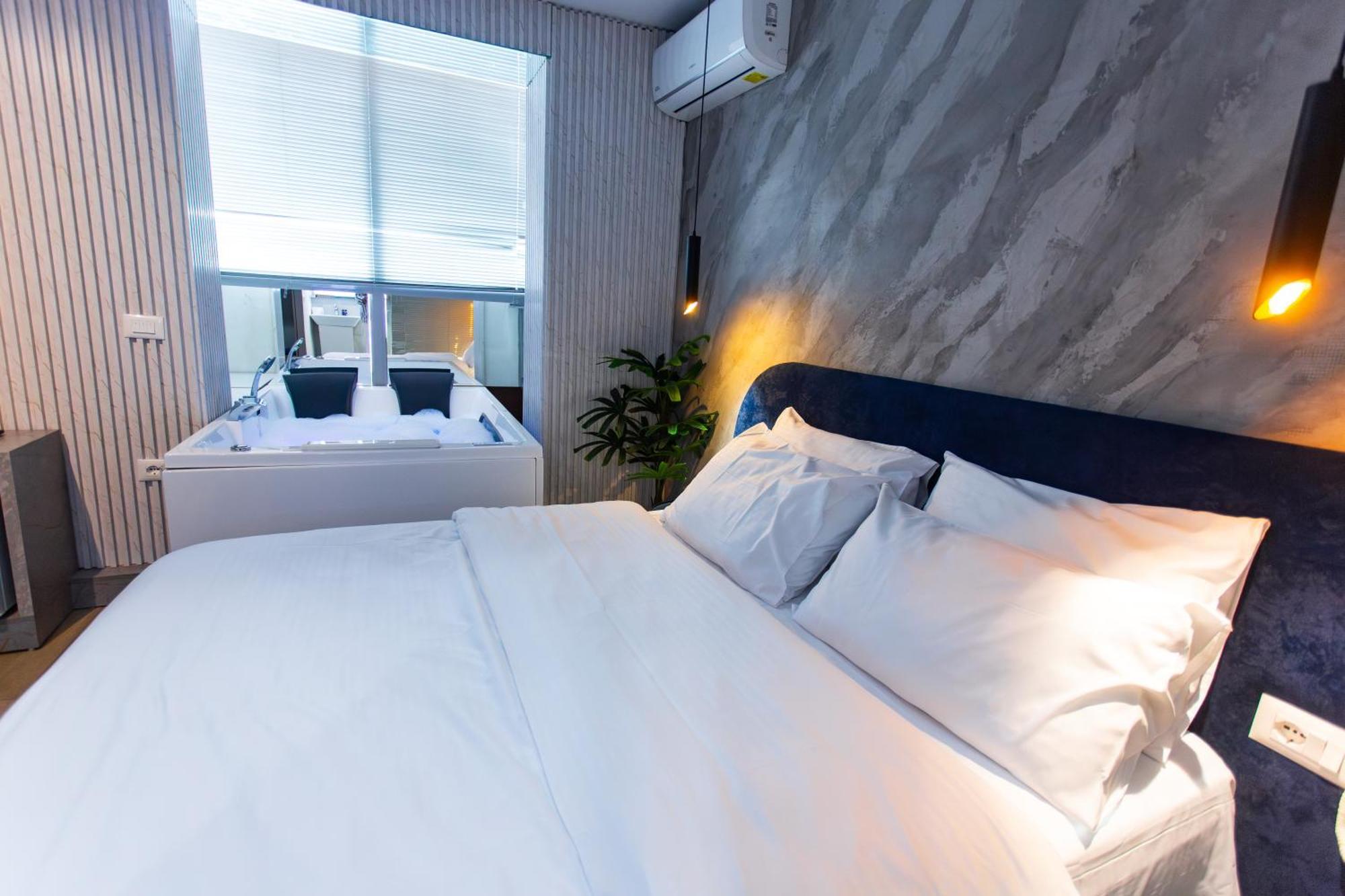 The Bubbles - Jacuzzi Hotel Tirana Bagian luar foto