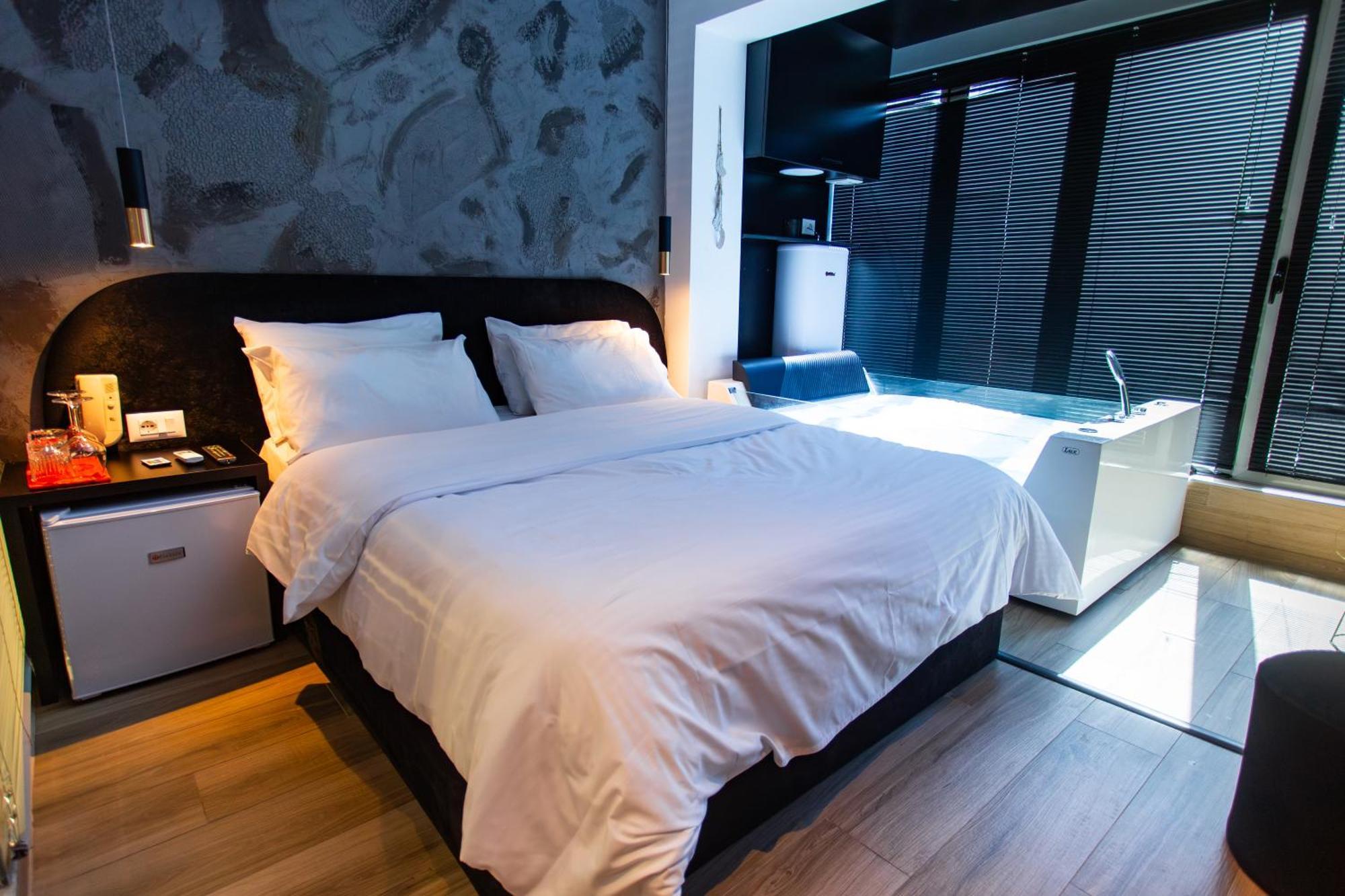 The Bubbles - Jacuzzi Hotel Tirana Bagian luar foto