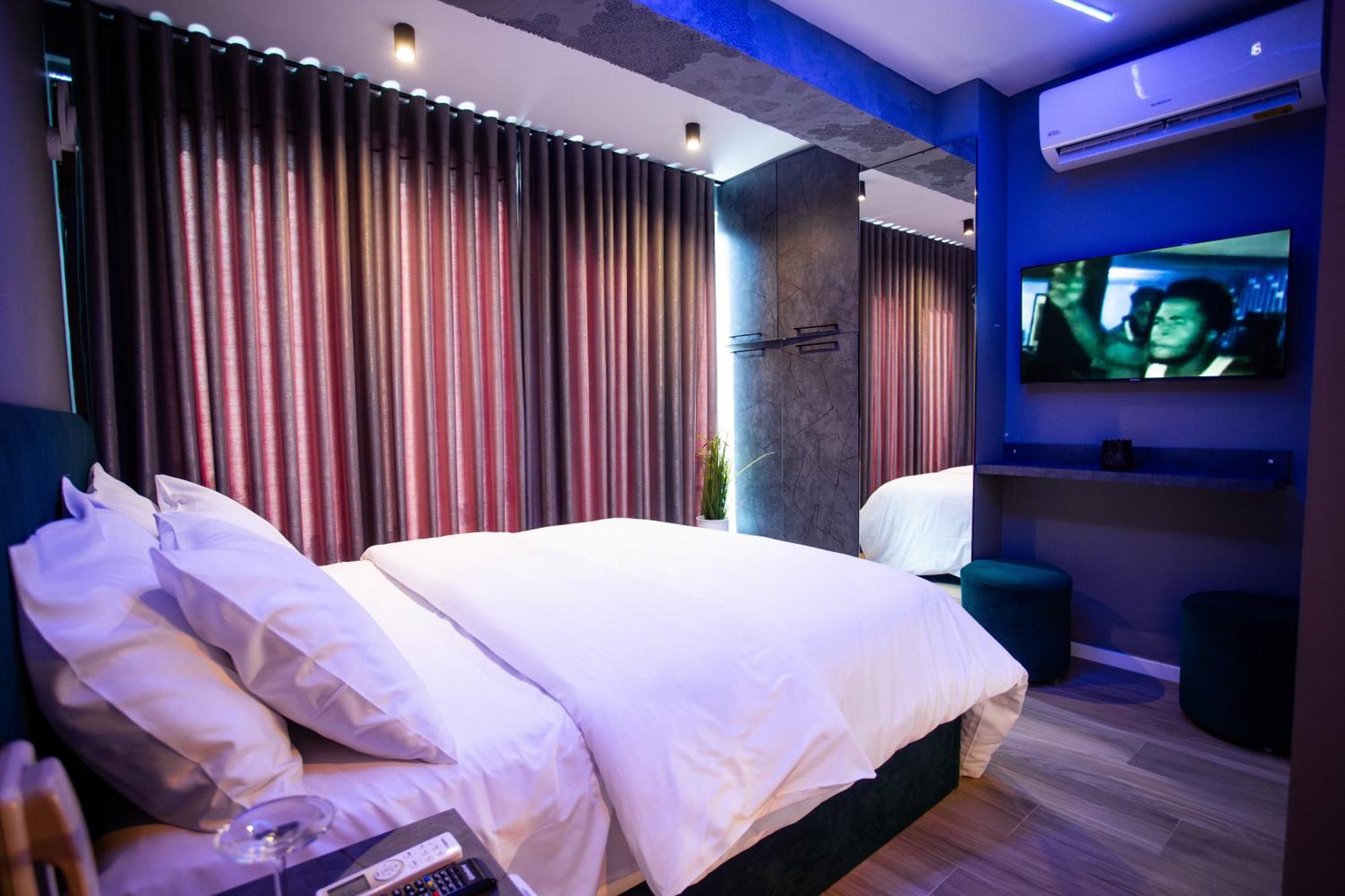 The Bubbles - Jacuzzi Hotel Tirana Bagian luar foto