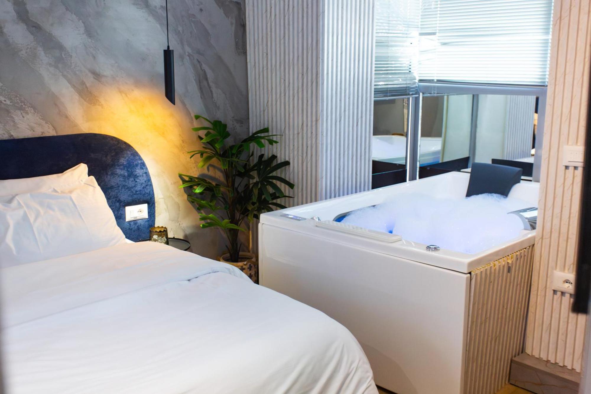 The Bubbles - Jacuzzi Hotel Tirana Bagian luar foto