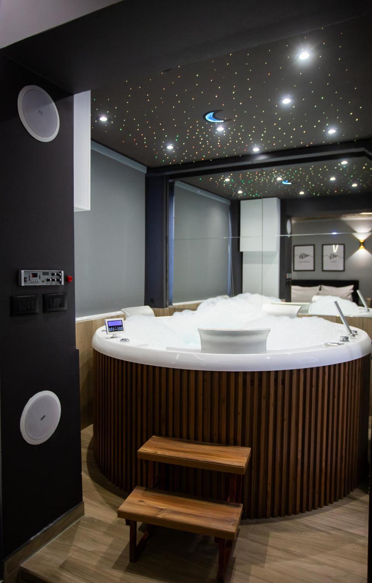 The Bubbles - Jacuzzi Hotel Tirana Bagian luar foto