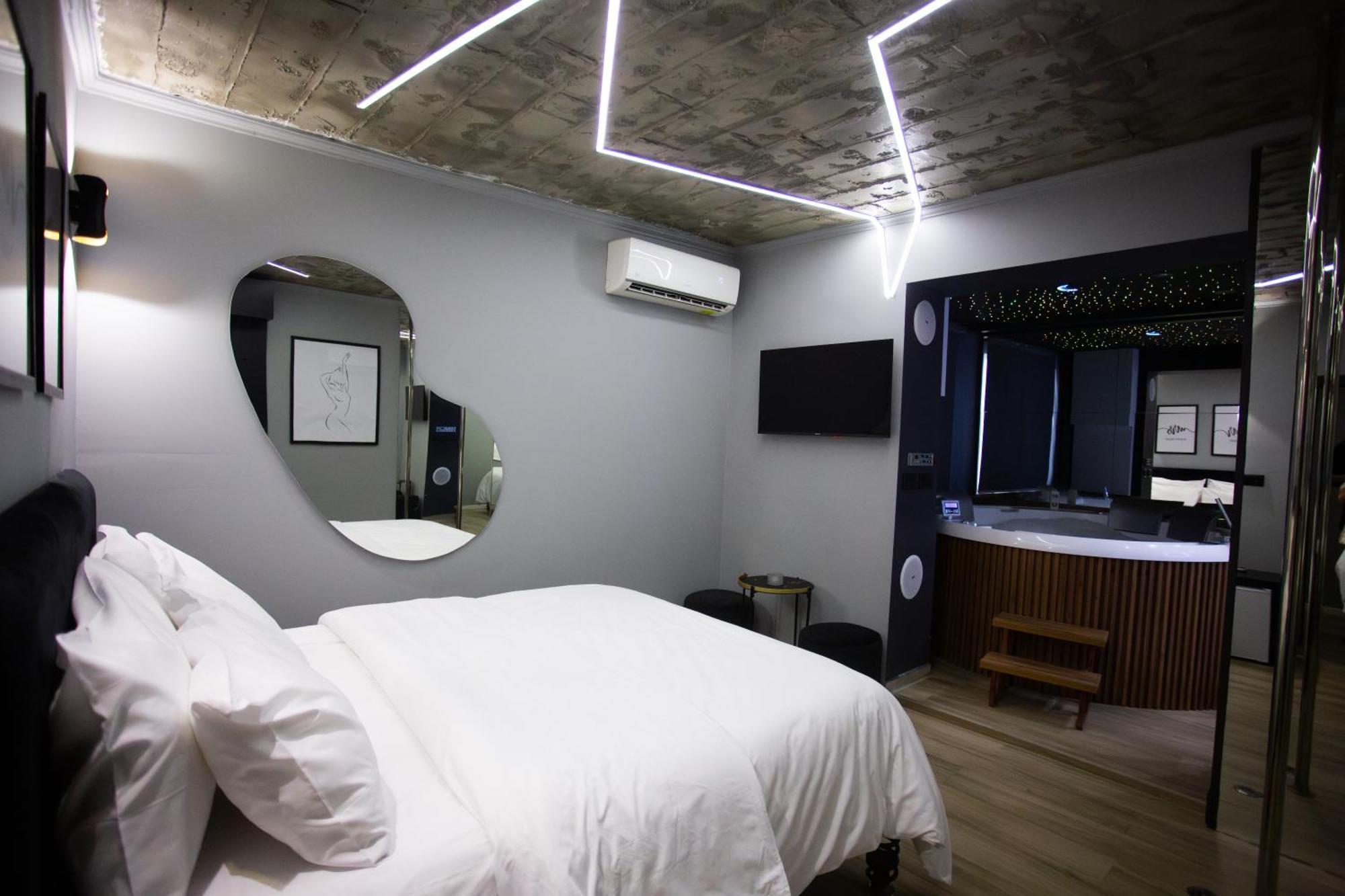 The Bubbles - Jacuzzi Hotel Tirana Bagian luar foto