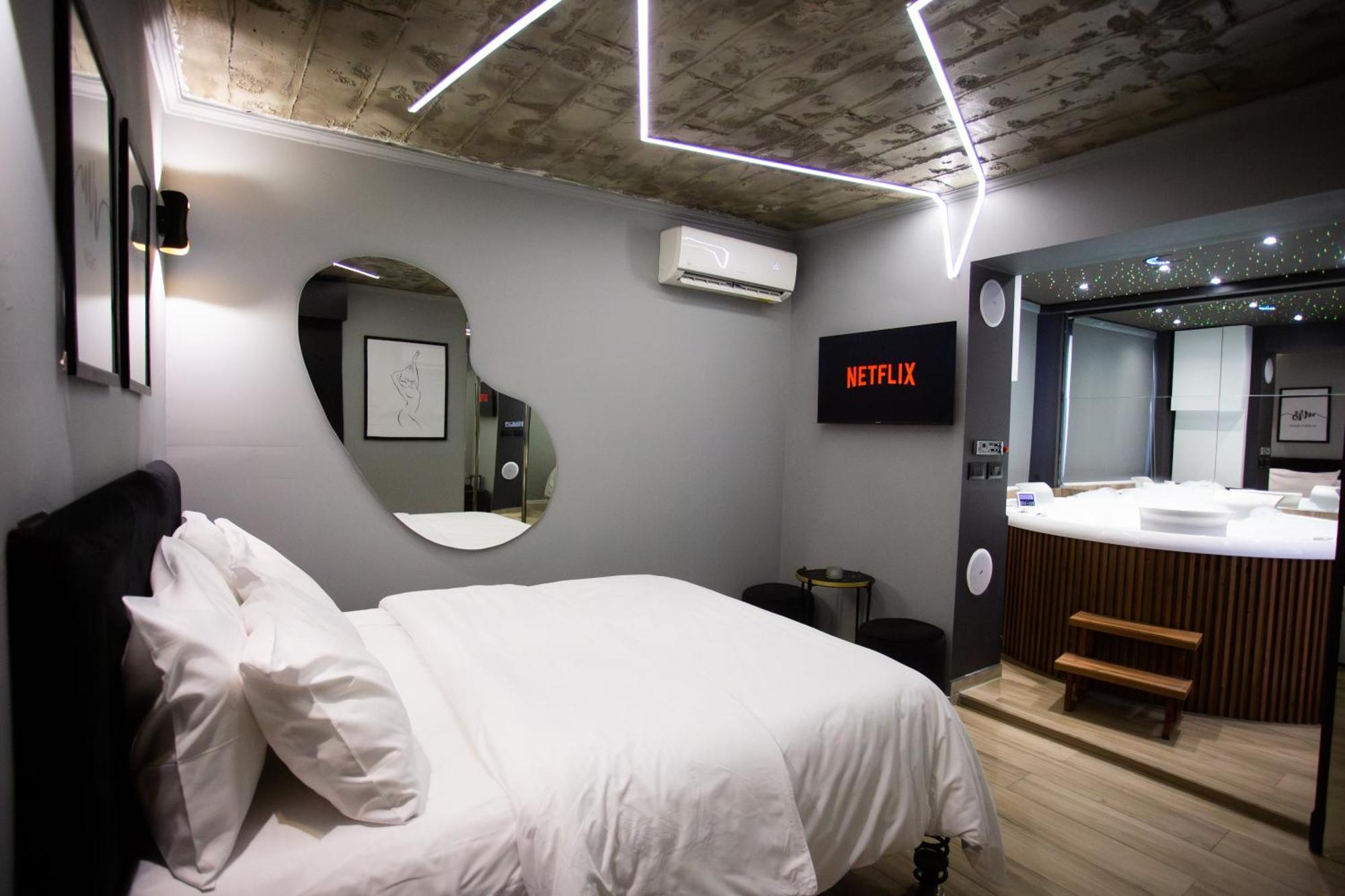 The Bubbles - Jacuzzi Hotel Tirana Bagian luar foto