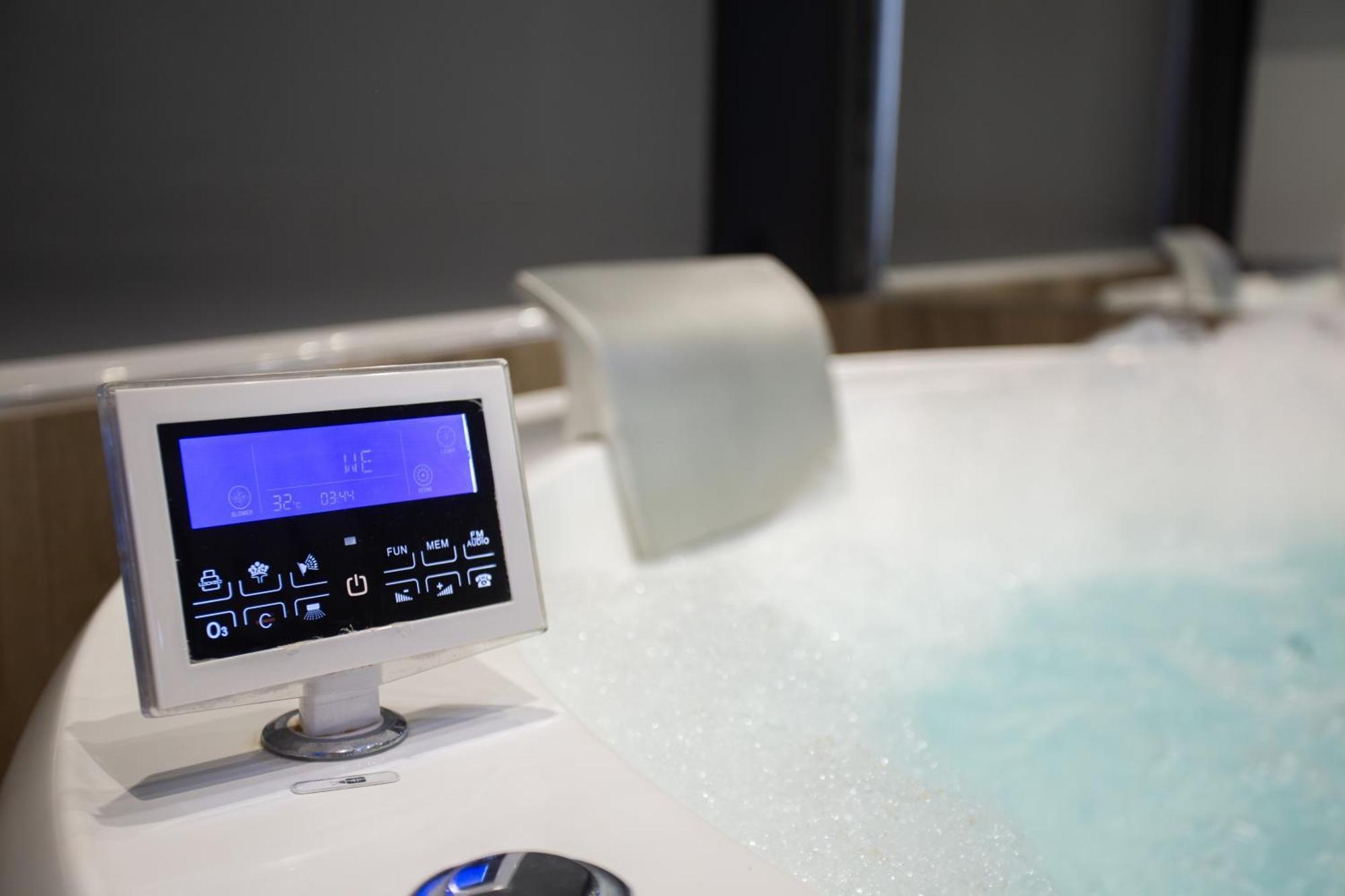 The Bubbles - Jacuzzi Hotel Tirana Bagian luar foto
