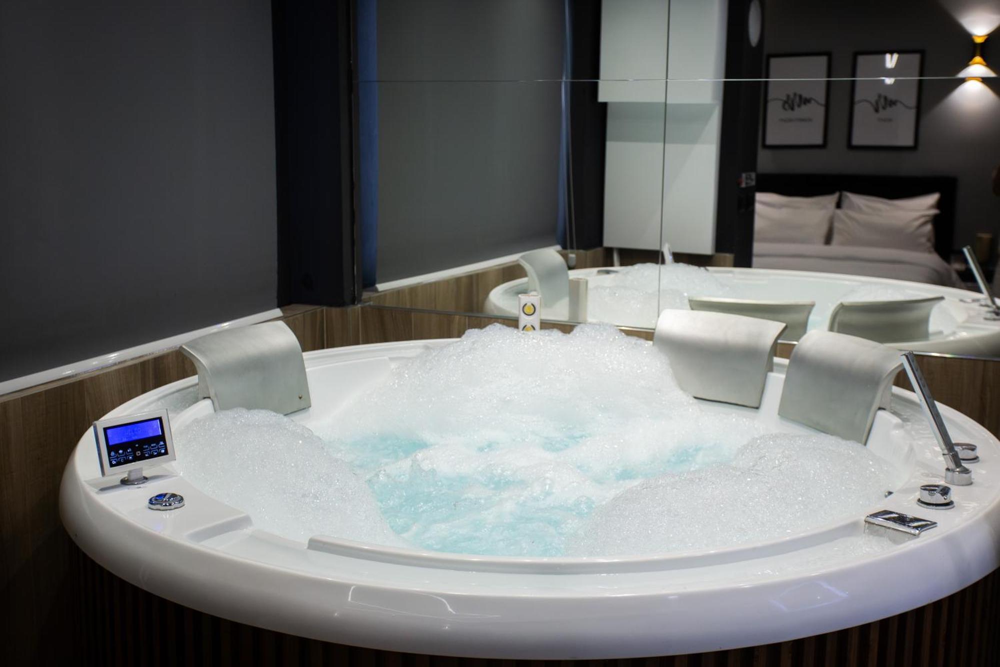 The Bubbles - Jacuzzi Hotel Tirana Bagian luar foto