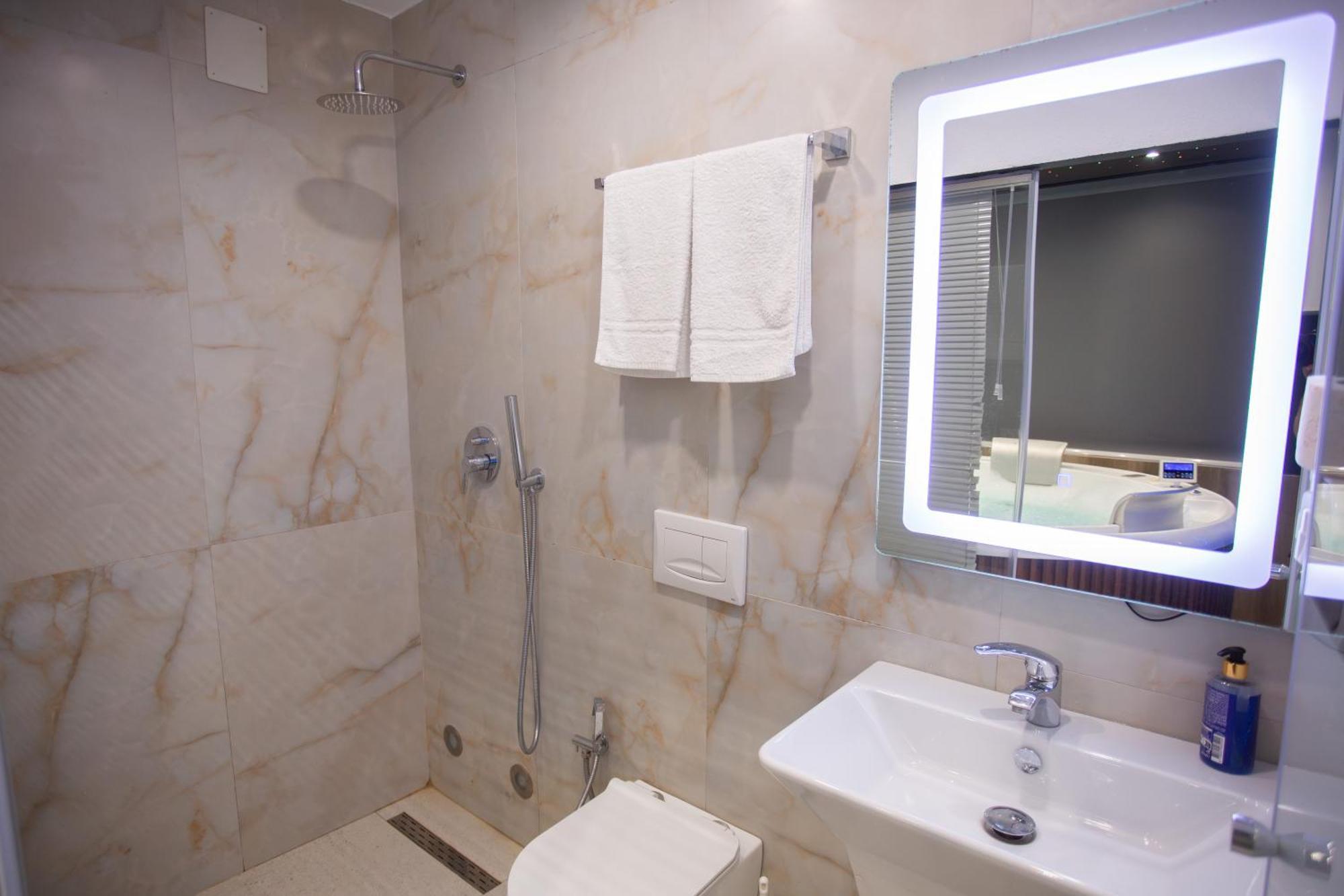 The Bubbles - Jacuzzi Hotel Tirana Bagian luar foto